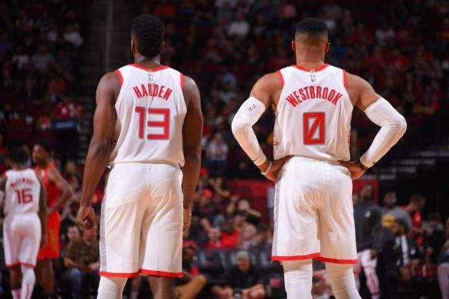 她在第一个 她在第一个